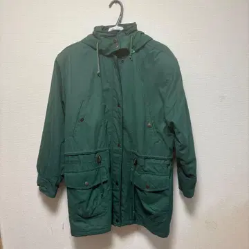 그린 컬러 후드 부착 모즈 코트