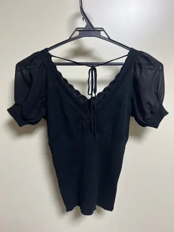 V넥 퍼프 슬리브 반팔 니트 리본 포함 블랙