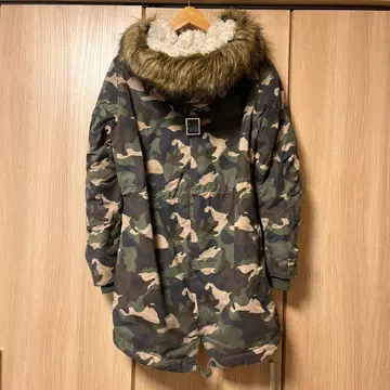 H&M DIVIDED 카모 패턴 퍼 달린 밀리터리 모즈 코트