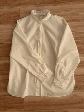 UNFILO 앙피 로 프릴 넥 블라우스