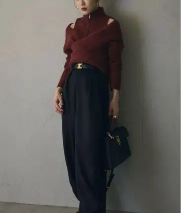 ANDREA & Co. 숄더컷 지퍼 니트 보르도