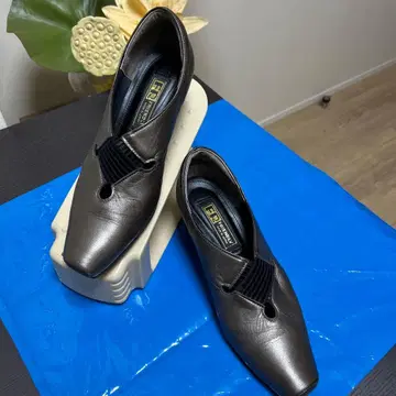 다크 그레이 가죽 웨지힐 펌프스