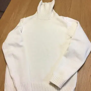 ZAMONE 화이트 터틀넥 니트 사이즈 46