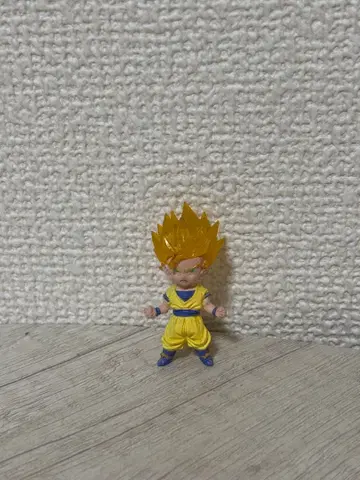 슈퍼 사이어인 손오공 피규어
