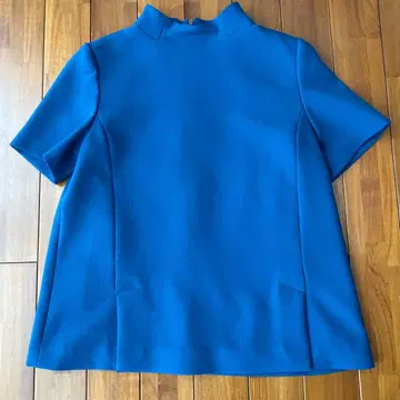 파란 하이넥 반팔 상의