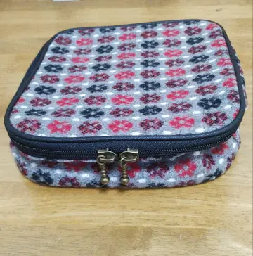 촉감이 좋은 파우치입니다