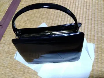 블랙 광택 에나멜 핸드백