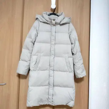 후드 부착 라이트 그레이 다운 자켓