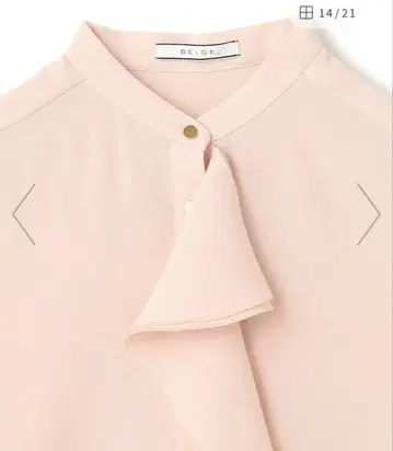 프릴 달린 핑크색 긴팔 블라우스