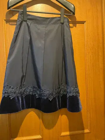 새상품급 갤러리 비스콘티 네이비 스커트 2