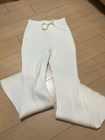 미사용 새상품 Trish 리브 화이트 팬츠 허리 끈 포함