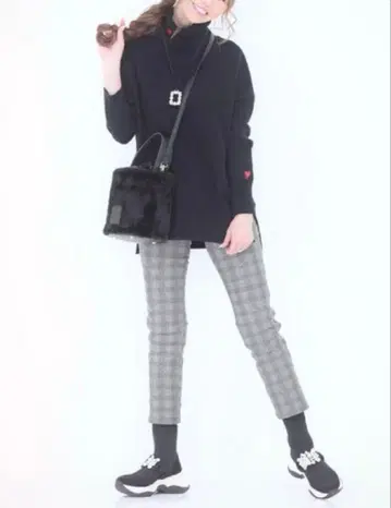 앤드러브 매일 활기찬 HAPPY 컬러 니트탑 블랙 LL 미개봉 새상품