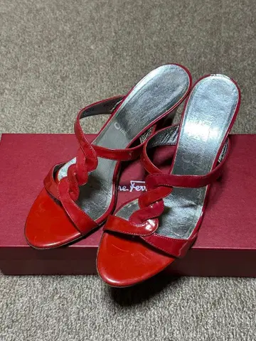 Ferragamo 빨간색 에나멜 스트랩 샌들 약 7cm 힐