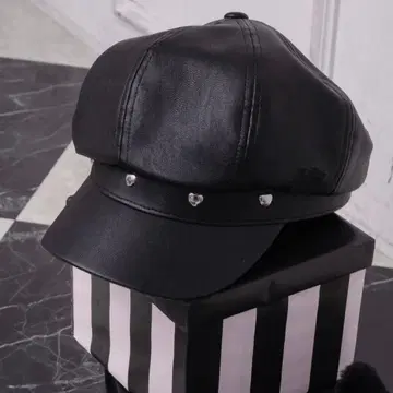 pium 하트 스터드 가죽 헌팅 캡 블랙