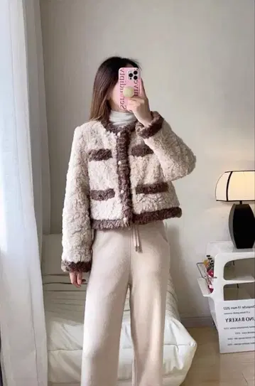 아이보리와 브라운 플리스 자켓