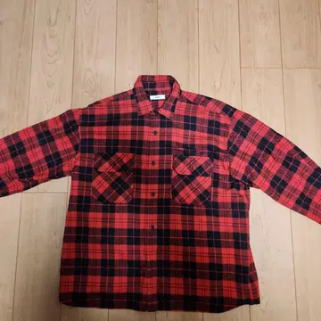 빨간색과 블랙 체크 플란넬 셔츠