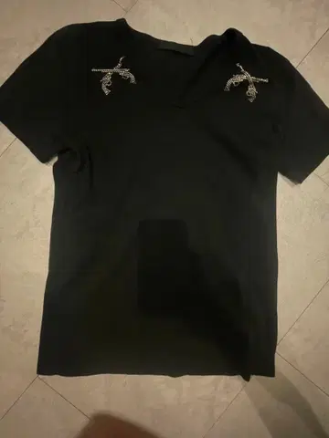 비즈 장식 V넥 블랙 T셔츠 vkei swag y2k archive