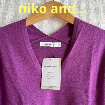 [택 포함 새상품] niko and - 퍼플 V넥 스웨터 M