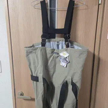 LITTLE PRESENTS 체스트 하이 웨이더 베이지