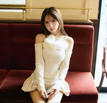 미스트레아스 페더블룸 오프숄더 니트탑