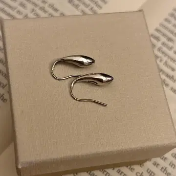 MISTY 실버 드롭 귀걸이