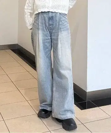 이번 시즌 지나시스 컬러 턱 데님 와이드 팬츠