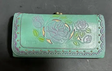 안나수이 꽃 엠보싱 가공 그린 컬러 장지갑