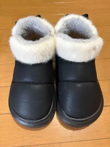 새상품급 엄청 귀여운 퍼 달린 어그 부츠