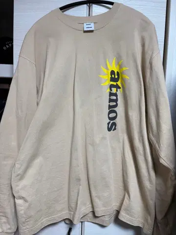 atmos 베이지 로고 프린트 긴팔 티셔츠