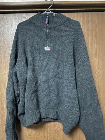 다크 그레이 하이넥 니트