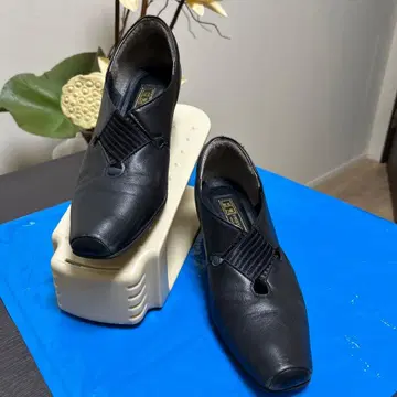 블랙 가죽 오픈토 펌프스