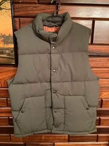 올리브 그린 다운 베스트 L 시착만 한 상품