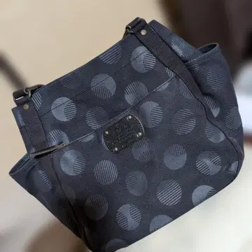 Dakota 블랙 도트 무늬 숄더백