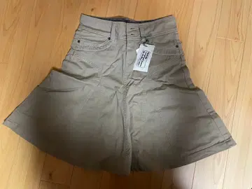 새상품 미사용 WOW Jeans 베이지 플레어 스커트 M 사이즈