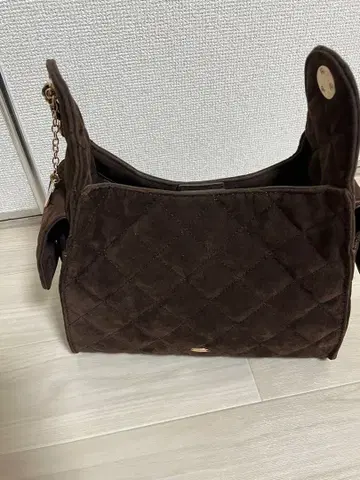 다크 브라운 스웨이드 퀼팅 핸드백 Chico