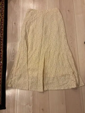 크림색 레이스풍 플레어 스커트