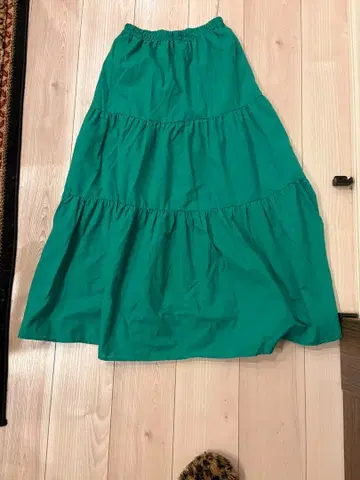 티어드 디자인 그린 플레어 스커트