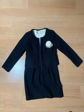 블랙 자켓과 스커트의 셋업