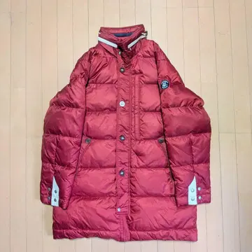 빨간색 다운 자켓 버튼 포함