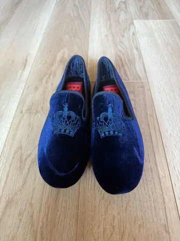 크라운 패턴 자수 슬립온