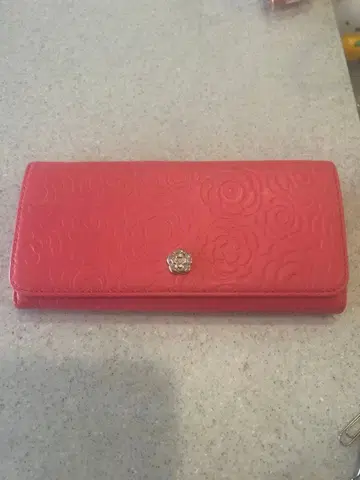 꽃무늬 엠보싱 가공 핑크 장지갑