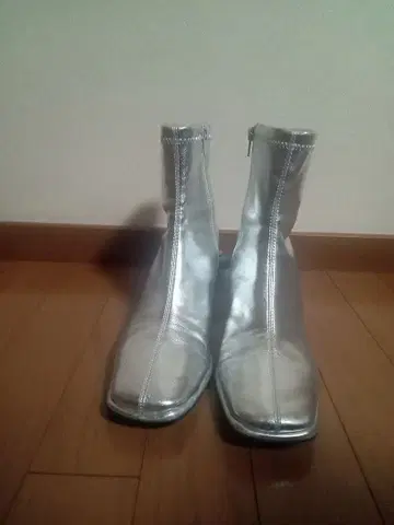 실버 지퍼 달린 앵클부츠