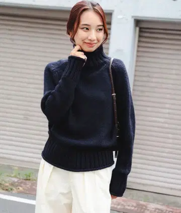 BEAMS 네이비 터틀넥 니트