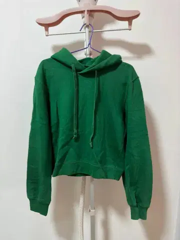그린 후드 부착 크롭 맨투맨