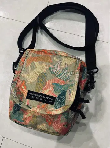 kiu 플랩 포켓 숄더백