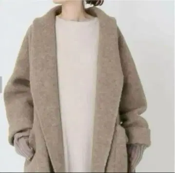 로렌 마누지안 Deuxieme Classe 가운