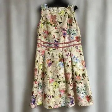 꽃무늬 슬리브리스 무릎 기장 원피스