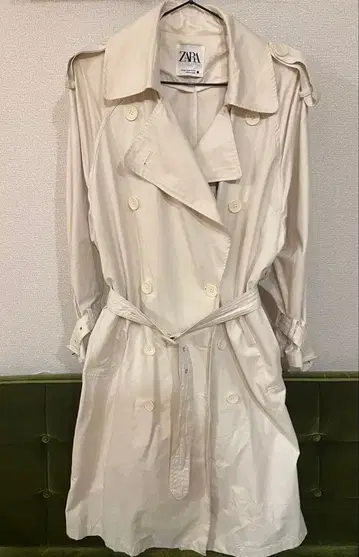 ZARA 화이트 트렌치코트