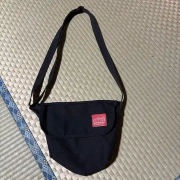 플랩이 달린 블랙 숄더백