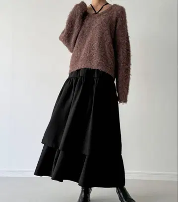 브라운 퍼풍 스웨터와 스커트 셋업